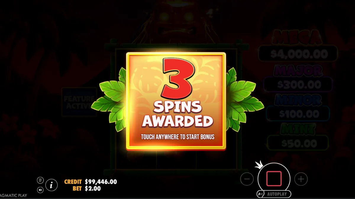 Tampilan grid 3x3 pada slot Super Tiki Strike dengan latar belakang gunung berapi tropis